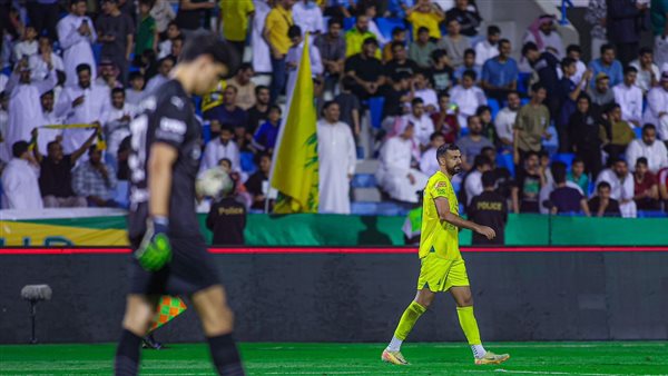 الخليج يلحق الهزيمة الأولى بـ الهلال في الدوري السعودي للمحترفين