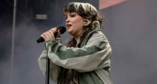انهيار مغنية شهيرة على المسرح وسط قلق جمهورها- فيديو#انهيار #مغنية #شهيرة #على #المسرح #وسط #قلق #جمهورها #فيديو