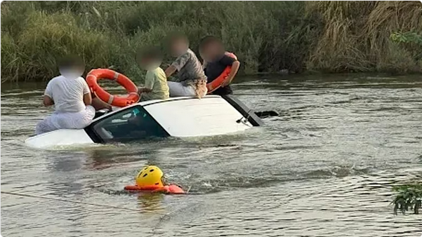 الدفاع المدني بالقنفذة يُنقذ 5 محتجزين جرفتهم السيول ويتخذ الإجراءات القانونية ضد السائق#الدفاع #المدني #بالقنفذة #ينقذ #محتجزين #جرفتهم #السيول #ويتخذ #الإجراءات #القانونية #ضد #السائق