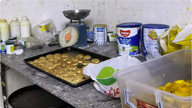 أمانة تبوك تضبط عاملاً من إحدى الجنسيات الآسيوية يقوم بتحضير الأطعمة داخل منزل شعبي#أمانة #تبوك #تضبط #عاملا #من #إحدى #الجنسيات #الآسيوية #يقوم #بتحضير #الأطعمة #داخل #منزل #شعبي