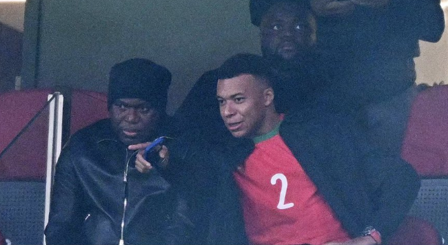 بتيشرت صاحبه.. مبابي يدعم المغرب وصديقه أشرف حكيمي أمام مالي – كل الكورة#بتيشرت #صاحبه. #مبابي #يدعم #المغرب #وصديقه #أشرف #حكيمي #أمام #مالي #كل #الكورة