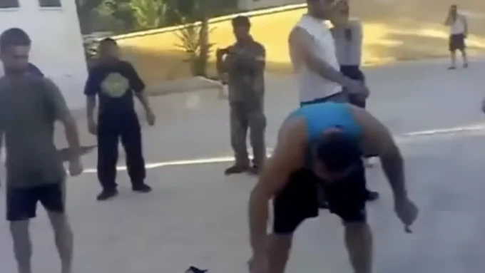 فيديو مسرب.. حقيقة العثور على مقاطع انتهاكات داخل هاتف أحد فلول النظام#فيديو #مسرب. #حقيقة #العثور #على #مقاطع #انتهاكات #داخل #هاتف #أحد #فلول #النظام