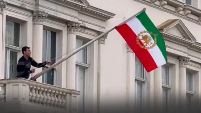 أزمة دبلوماسية.. استبدال علم سفارة إيران في لندن يشعل غضب طهران ويحرك السفير#أزمة #دبلوماسية. #استبدال #علم #سفارة #إيران #في #لندن #يشعل #غضب #طهران #ويحرك #السفير