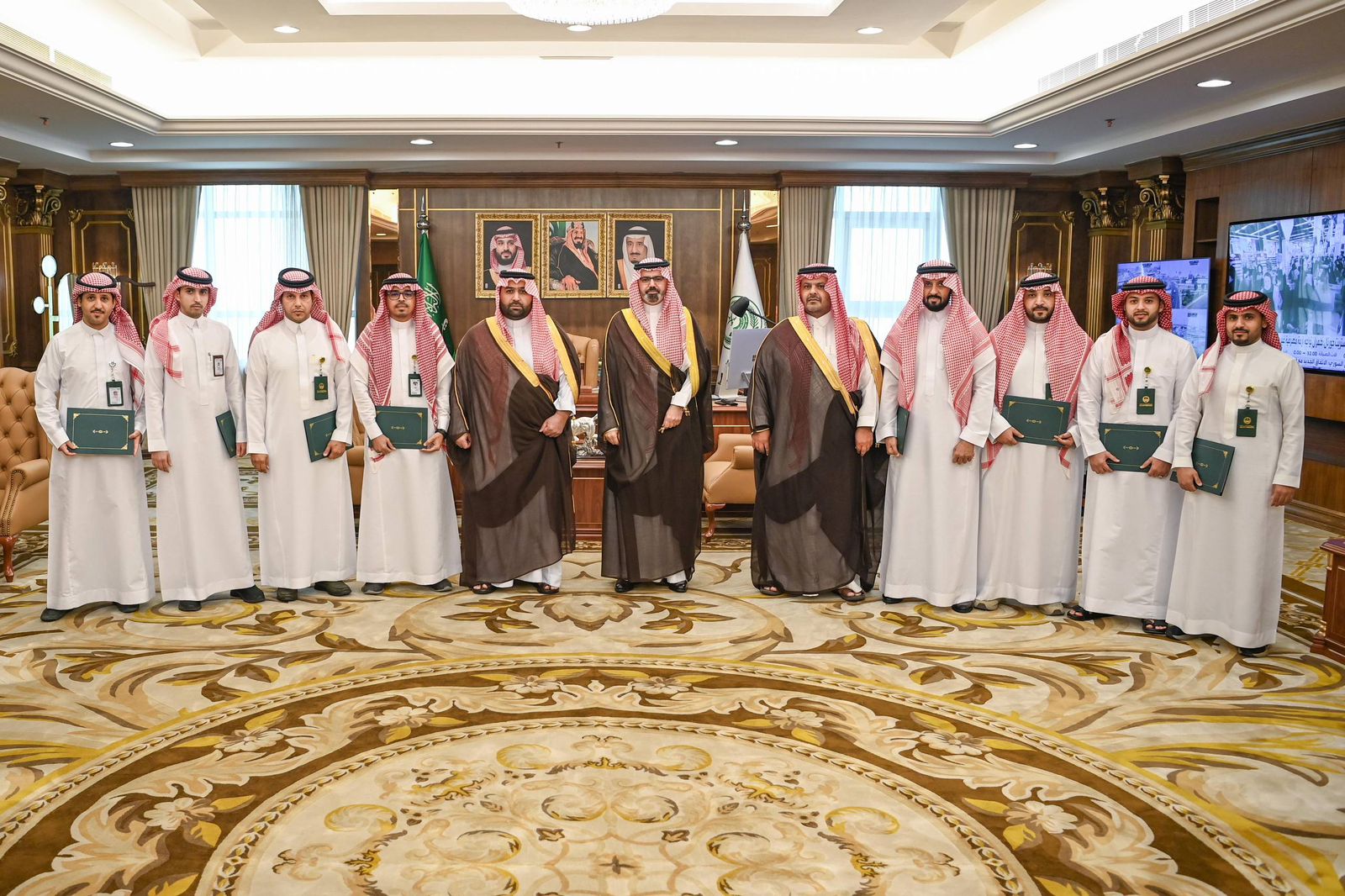 أمير جازان يكرّم فريق عمل نظام الاتصالات الإدارية المطوّر بإمارة المنطقة#أمير #جازان #يكرم #فريق #عمل #نظام #الاتصالات #الإدارية #المطور #بإمارة #المنطقة