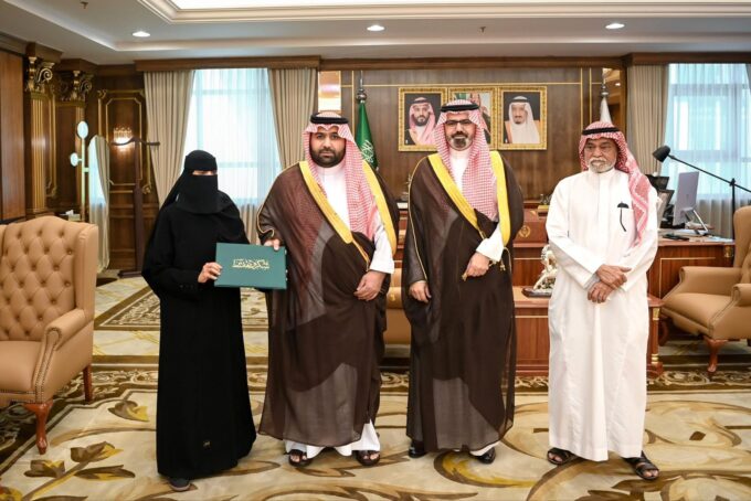 أمير جازان يكرّم مواطنة لموقفها البطولي في إنقاذ أسرة من حادث مروري#أمير #جازان #يكرم #مواطنة #لموقفها #البطولي #في #إنقاذ #أسرة #من #حادث #مروري