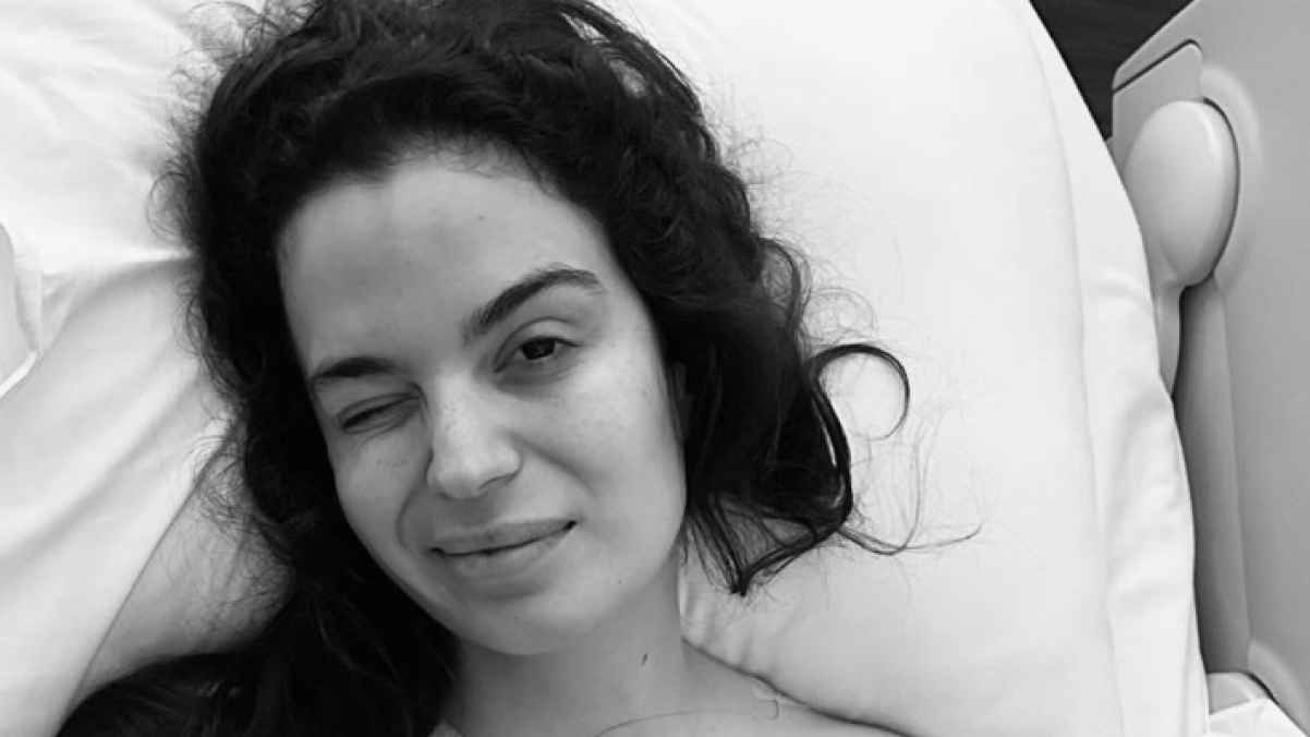 إِصَابَةُ نَجْمَةِ مُسَلْسَلِ "كِذْبَتِي حُلْوَة" عَلَى الْمَسْرَحِ إِثْرَ سُقُوطِ بَابٍ#إصابة #نجمة #مسلسل #كذبتي #حلوة #على #المسرح #إثر #سقوط #باب