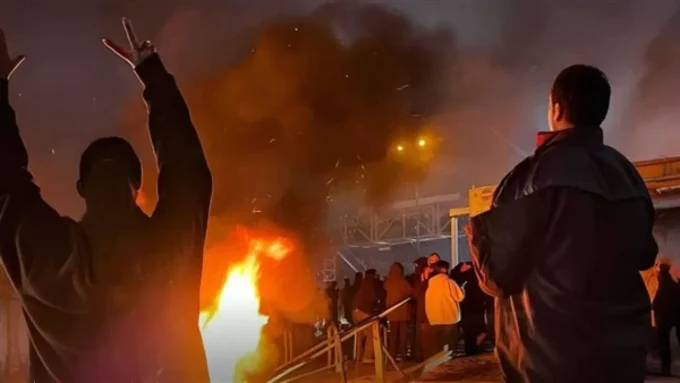 اتساع رقعة الاحتجاجات في إيران وموجة حرق للمقرات الأمنية والحكومية توثقها مقاطع ميدانية#اتساع #رقعة #الاحتجاجات #في #إيران #وموجة #حرق #للمقرات #الأمنية #والحكومية #توثقها #مقاطع #ميدانية