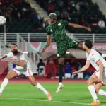 البنك المركزي النيجيري ينهي أزمة مستحقات "النسور الخضر" بعد تلويح اللاعبين بالإضراب عن المباريات الدولية.#البنك #المركزي #النيجيري #ينهي #أزمة #مستحقات #النسور #الخضر #بعد #تلويح #اللاعبين #بالإضراب #عن #المباريات #الدولية