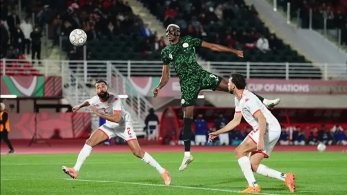 البنك المركزي النيجيري ينهي أزمة مستحقات "النسور الخضر" بعد تلويح اللاعبين بالإضراب عن المباريات الدولية.#البنك #المركزي #النيجيري #ينهي #أزمة #مستحقات #النسور #الخضر #بعد #تلويح #اللاعبين #بالإضراب #عن #المباريات #الدولية