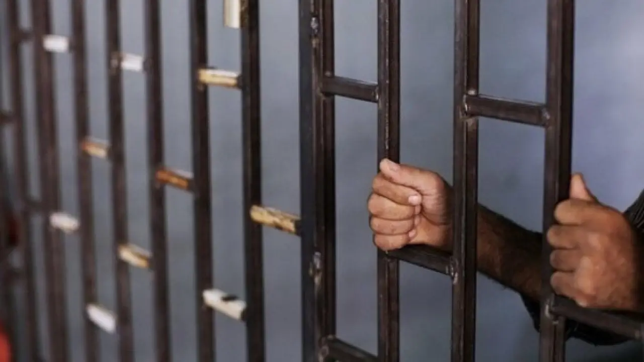 سنتان خلف القضبان.. تعديل قانوني يحذر من الاقتراب بمباني الهيئات العامة في 2026#سنتان #خلف #القضبان. #تعديل #قانوني #يحذر #من #الاقتراب #بمباني #الهيئات #العامة #في