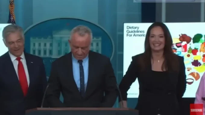 صوت البط في البيت الأبيض.. واقعة محرجة لوزير الصحة الأمريكي تثير ضجة واسعة#صوت #البط #في #البيت #الأبيض. #واقعة #محرجة #لوزير #الصحة #الأمريكي #تثير #ضجة #واسعة