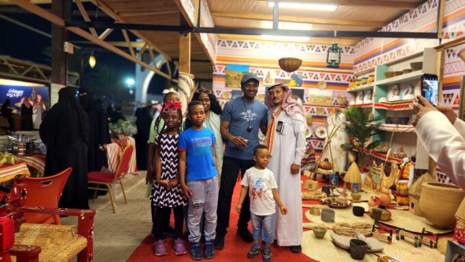 عائلة نيجيرية تخطف الأنظار في "جناح صبيا".. انبهار بالتراث وجمال الموروث يجمع القارات في "هذي جازان"#عائلة #نيجيرية #تخطف #الأنظار #في #جناح #صبيا. #انبهار #بالتراث #وجمال #الموروث #يجمع #القارات #في #هذي #جازان