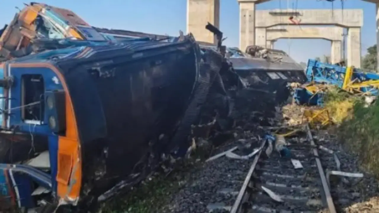 كارثة الحزام والطريق.. سقوط مروع لرافعة يحصد أرواح العشرات فوق قطار تايلاندي#كارثة #الحزام #والطريق. #سقوط #مروع #لرافعة #يحصد #أرواح #العشرات #فوق #قطار #تايلاندي