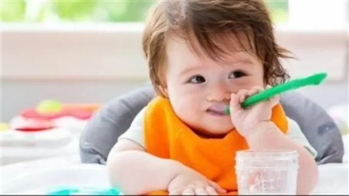 لماذا يُعد السماح للرضيع بتناول الطعام بيده ركيزة أساسية في بناء استقلاليته وتطوير مهاراته الحركية؟#لماذا #يعد #السماح #للرضيع #بتناول #الطعام #بيده #ركيزة #أساسية #في #بناء #استقلاليته #وتطوير #مهاراته #الحركية