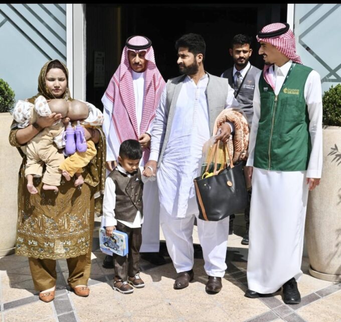 إنفاذًا لتوجيهات خادم الحرمين وولي العهد.. وصول التوأم الملتصق الباكستاني(سفيان ويوسف) إلى الرياض#إنفاذا #لتوجيهات #خادم #الحرمين #وولي #العهد. #وصول #التوأم #الملتصق #الباكستانيسفيان #ويوسف #إلى #الرياض