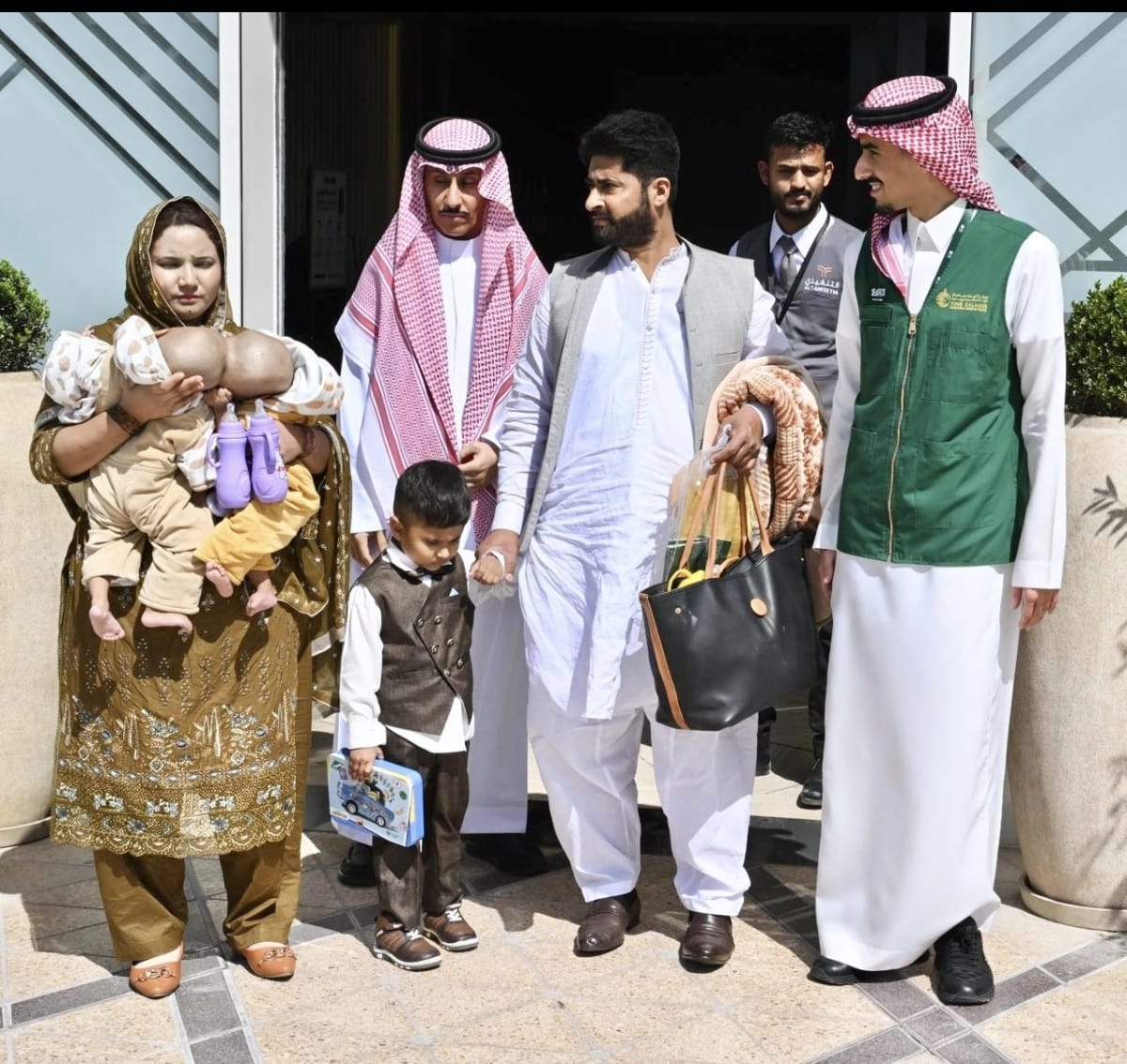 إنفاذًا لتوجيهات خادم الحرمين وولي العهد.. وصول التوأم الملتصق الباكستاني(سفيان ويوسف) إلى الرياض#إنفاذا #لتوجيهات #خادم #الحرمين #وولي #العهد. #وصول #التوأم #الملتصق #الباكستانيسفيان #ويوسف #إلى #الرياض