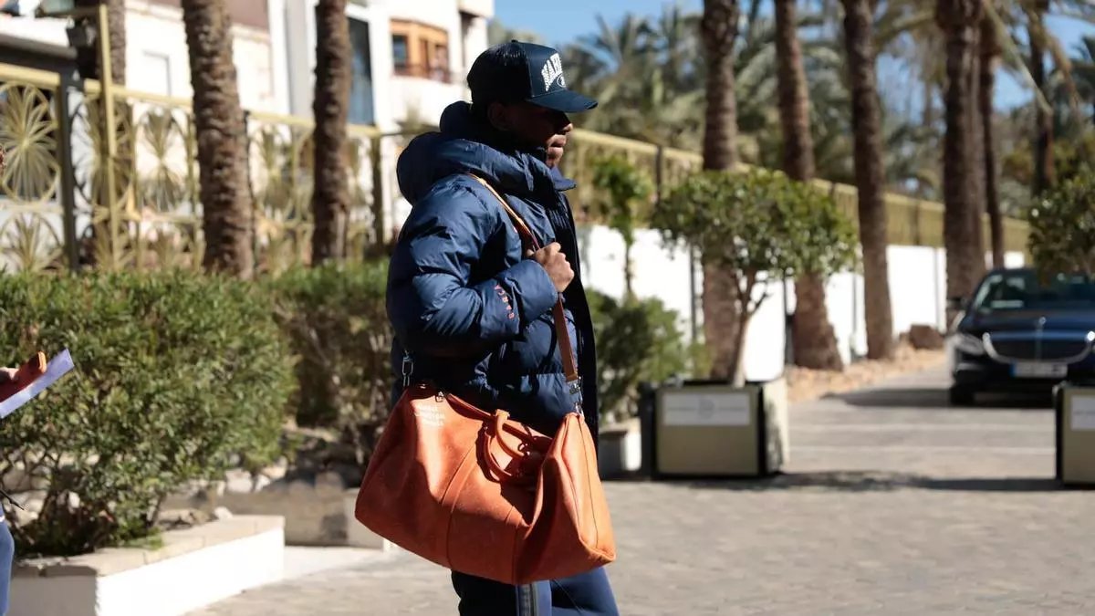 لامين يامال يثير الجدل بحقيبة لويس فويتون الفاخرة عند وصوله لـ إلتشي – كل الكورة#لامين #يامال #يثير #الجدل #بحقيبة #لويس #فويتون #الفاخرة #عند #وصوله #لـ #إلتشي #كل #الكورة