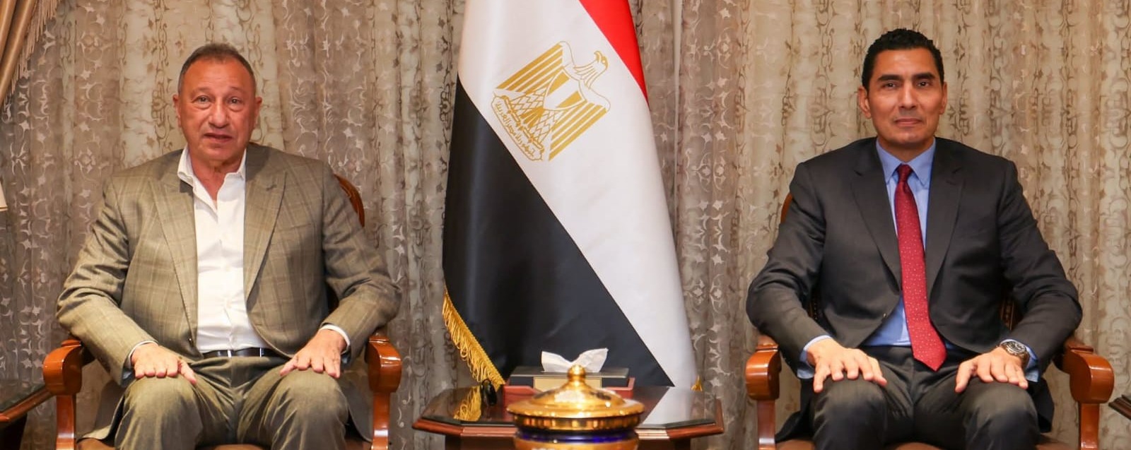 لقطات من زيارة مجلس إدارة النادي الأهلي للكابتن جوهر نبيل وزير الشباب والرياضة#لقطات #من #زيارة #مجلس #إدارة #النادي #الأهلي #للكابتن #جوهر #نبيل #وزير #الشباب #والرياضة