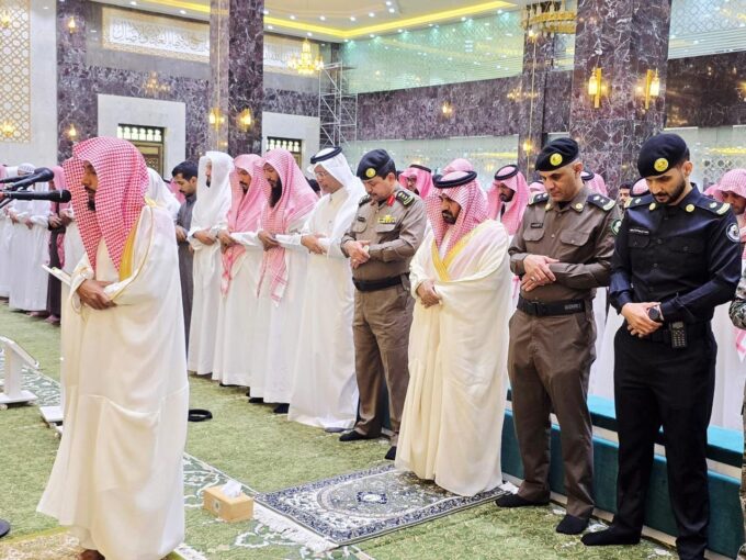 *محافظ محايل يؤدي صلاة الاستسقاء مع جموع المصلين*#محافظ #محايل #يؤدي #صلاة #الاستسقاء #مع #جموع #المصلين