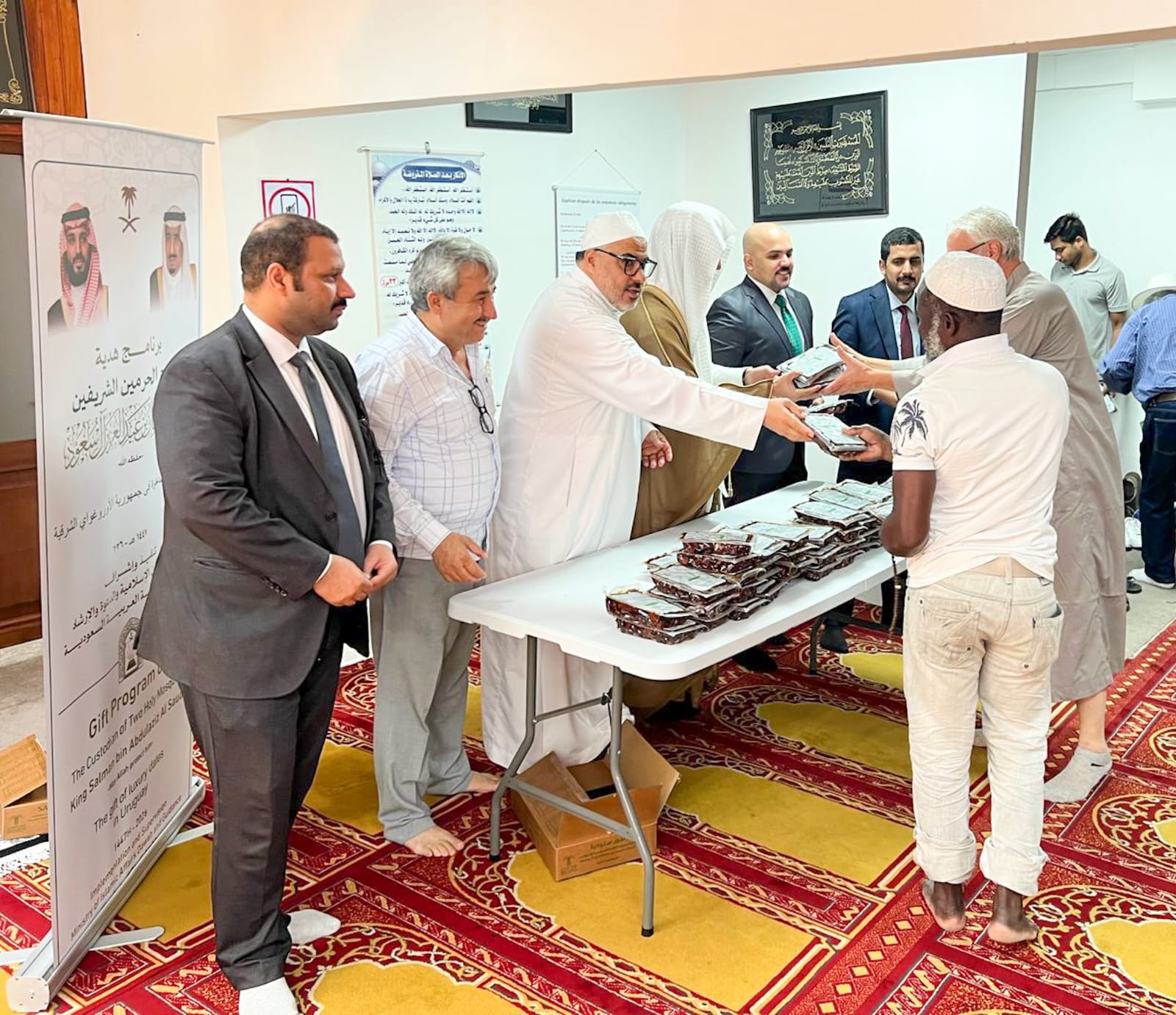 الشؤون الإسلامية تنفذ برنامج خادم الحرمين الشريفين لتوزيع التمور في جمهورية الأوروغواي#الشؤون #الإسلامية #تنفذ #برنامج #خادم #الحرمين #الشريفين #لتوزيع #التمور #في #جمهورية #الأوروغواي