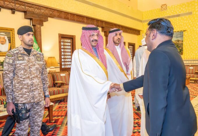 امير عسير يؤدي صلاة عيد الفطر المبارك مع جموع المصلين#امير #عسير #يؤدي #صلاة #عيد #الفطر #المبارك #مع #جموع #المصلين