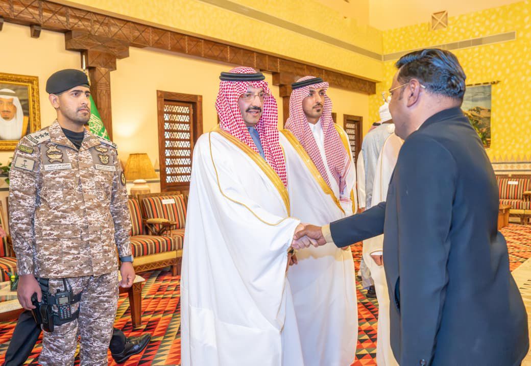 امير عسير يؤدي صلاة عيد الفطر المبارك مع جموع المصلين#امير #عسير #يؤدي #صلاة #عيد #الفطر #المبارك #مع #جموع #المصلين