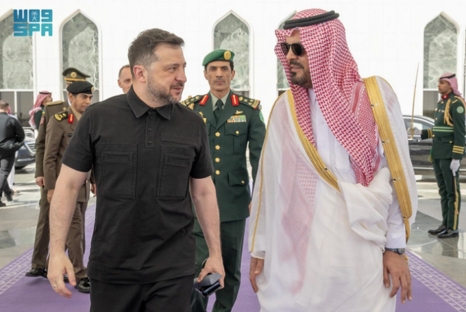 رئيس أوكرانيا يغادر جدة ونائب أمير مكة في مقدمة مودعيه#رئيس #أوكرانيا #يغادر #جدة #ونائب #أمير #مكة #في #مقدمة #مودعيه