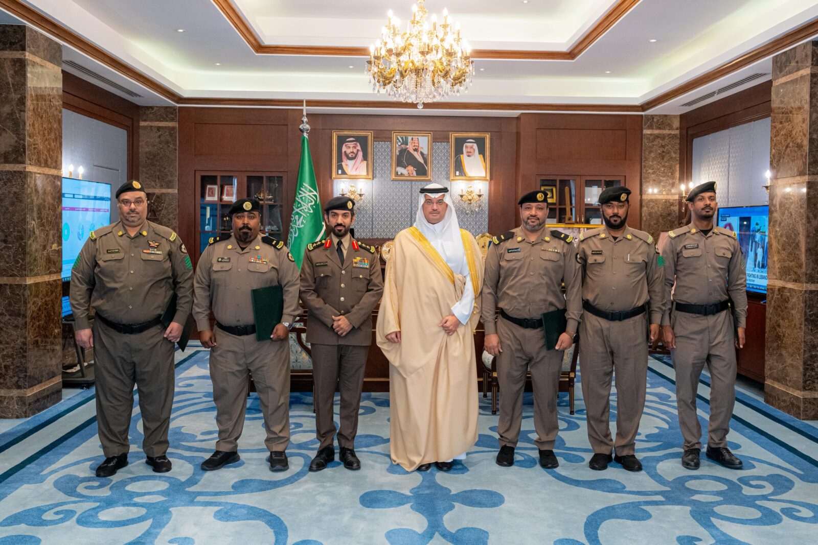 "محافظ الأحساء"…. يكرّم عددًا من رجال الأمن المتقاعدين بالمحافظة#محافظ #الأحساء #يكرم #عددا #من #رجال #الأمن #المتقاعدين #بالمحافظة