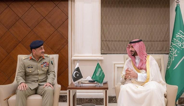 وزير الدفاع السعودي يبحث مع قائد الجيش الباكستاني تطورات الاعتداءات الإيرانية#وزير #الدفاع #السعودي #يبحث #مع #قائد #الجيش #الباكستاني #تطورات #الاعتداءات #الإيرانية