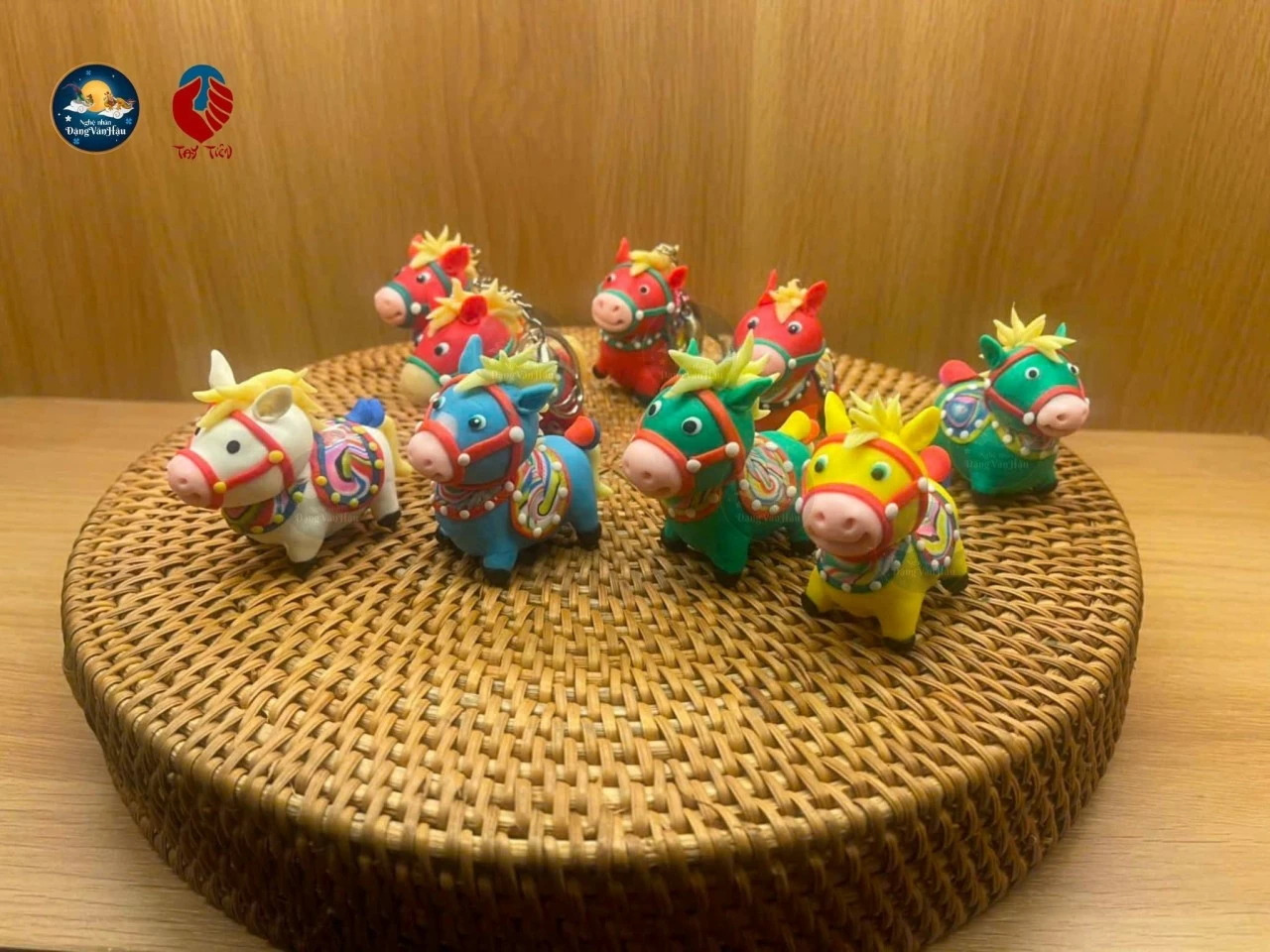 To He vietnamiens (figurines traditionnelles vietnamiennes en farine de riz) : Sculpter des figures patrimoniales, transmettre l’esprit vietnamien au monde. Tò he Việt Nam: Nặn hình di sản, gửi gắm hồn Việt ra thế giới