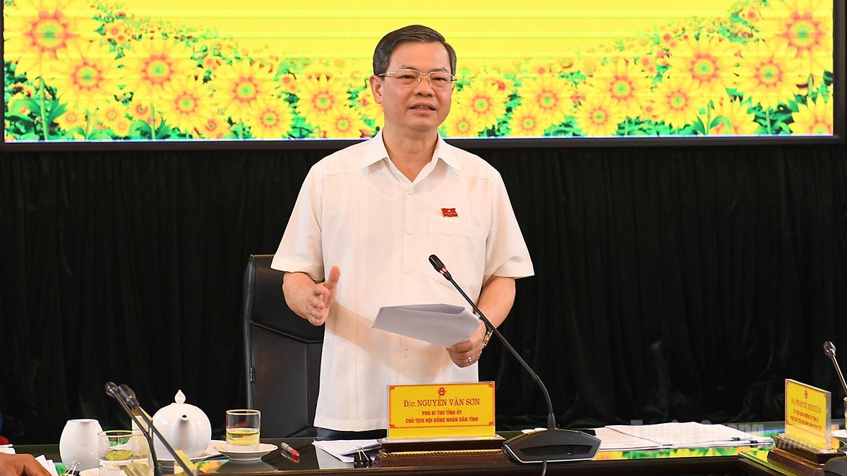 Genosse Nguyen Van Son, Vorsitzender des Provinzvolksrats, hielt bei der Versammlung eine Rede.