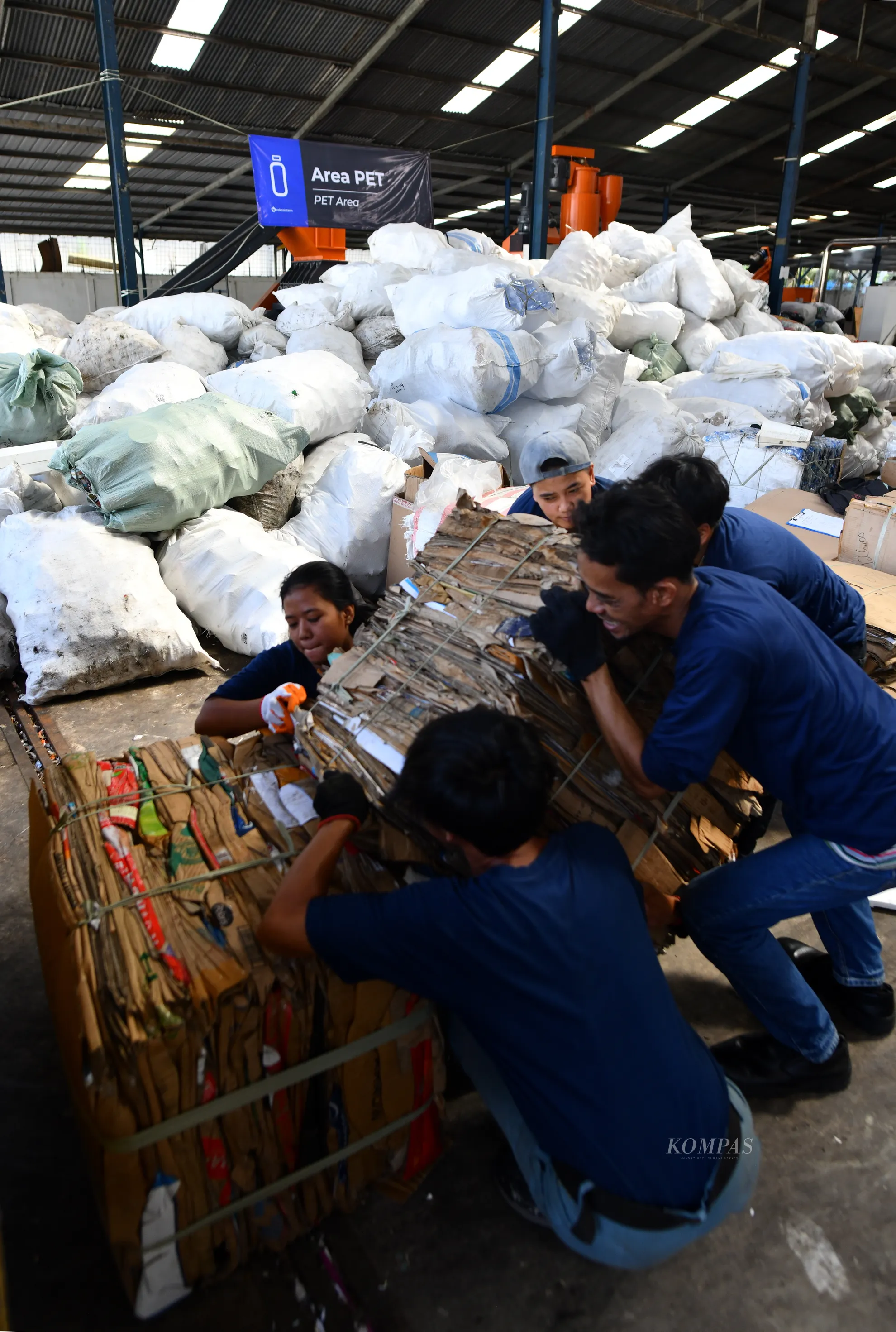 Sampah kertas yang telah dipilah dan dipress siap dipindakah ke atas truk pengangkut untuk dijual kembali di fasilitas pemulihan material Waste Hub Rekosistem yang terletak di Jalan Raya Narogong, Bantar Gebang, Kota Bekasi, Jawa Barat, Jumat (13/12/2024). Aktivitas di fasilitas ini antara lain meliputi penyortiran dan pemilahan sampah organik dan anorganik, pencacahan, pembuatan ballpress hingga penyimpanan produk hasil penangan sampah untuk dijual. Sebanyak 40 pekerja terlibat dalam proses penanganan sampah di fasilitas ini. Jumlah volume sampah yang masuk ke fasilitas ini dapat mencapai 8 ton per-hari.  

KOMPAS/RADITYA HELABUMI
13-12-2024