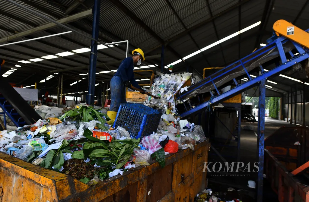 Sampah residu atau yang tidak bisa diolah dan digunakan kembali ditampung pada bak residu di fasilitas pemulihan material Waste Hub Rekosistem yang terletak di Jalan Raya Narogong, Bantar Gebang, Kota Bekasi, Jawa Barat, Jumat (13/12/2024). Aktivitas di fasilitas ini antara lain meliputi penyortiran dan pemilahan sampah organik dan anorganik, pencacahan, pembuatan ballpress hingga penyimpanan produk hasil penangan sampah untuk dijual. Sebanyak 40 pekerja terlibat dalam proses penanganan sampah di fasilitas ini. Jumlah volume sampah yang masuk ke fasilitas ini dapat mencapai 8 ton per-hari.  

KOMPAS/RADITYA HELABUMI
13-12-2024