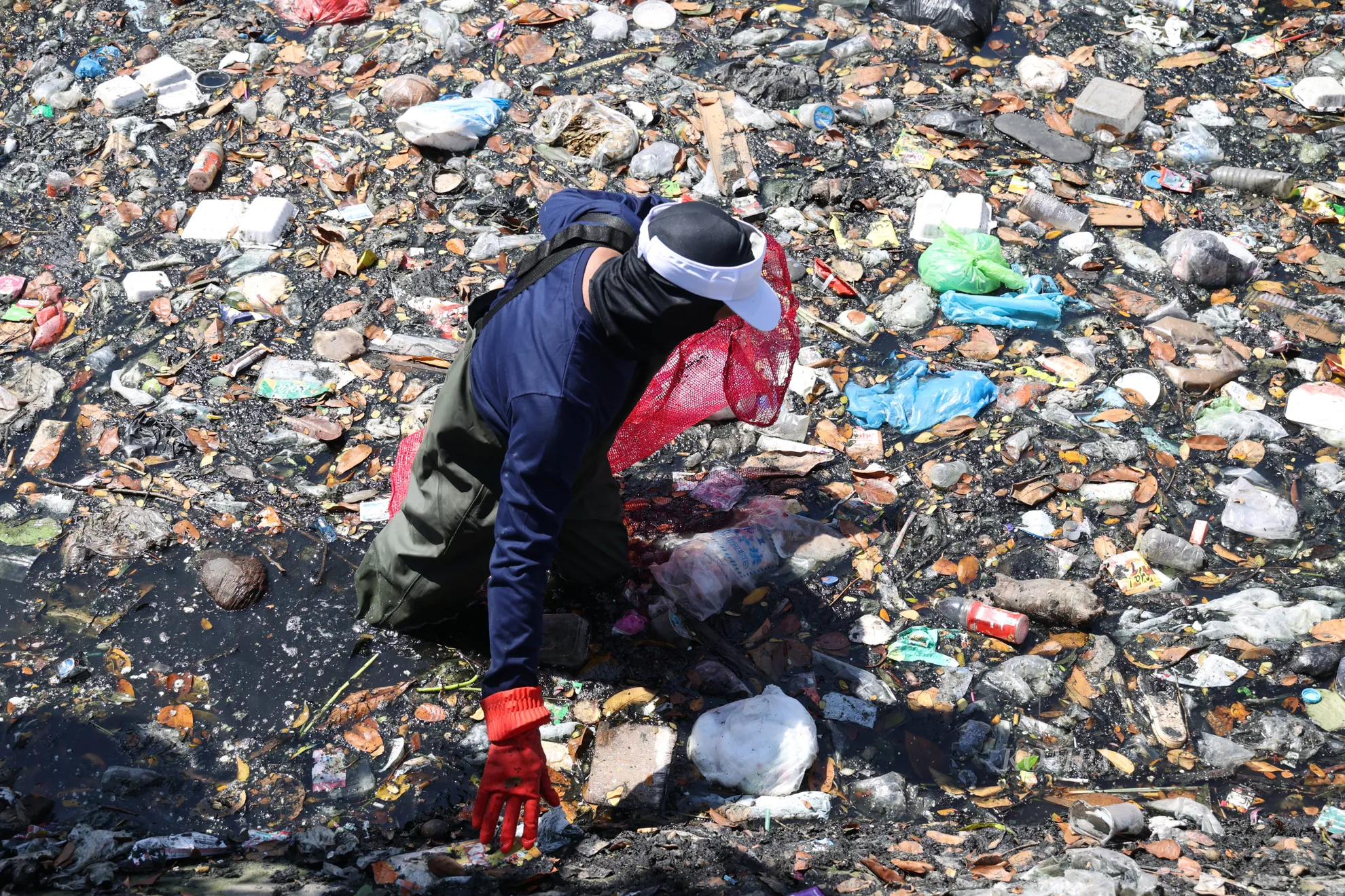 Relawan di antara sampah di  Kali Tebu, Surabaya, Jawa Timur, Senin (11/5/2026). Untuk menjaga kebersihan Kali Tebu yang bermuara ke Selat Madura, dilakukan bersih-bersih sampah oleh relawan, Komunitas Pemuda Kali Tebu (Pekat) dan Ecological Observation and Wetlands Conservation (Ecoton). Sampah-sempah yang diambil yang terjebak di penahan plastik yang dipasang sehari sebelumnya.  Kegiatan untuk mengecek volume sampah dihasilkan Kali Tebu.
Kompas/Bahana Patria Gupta (BAH)