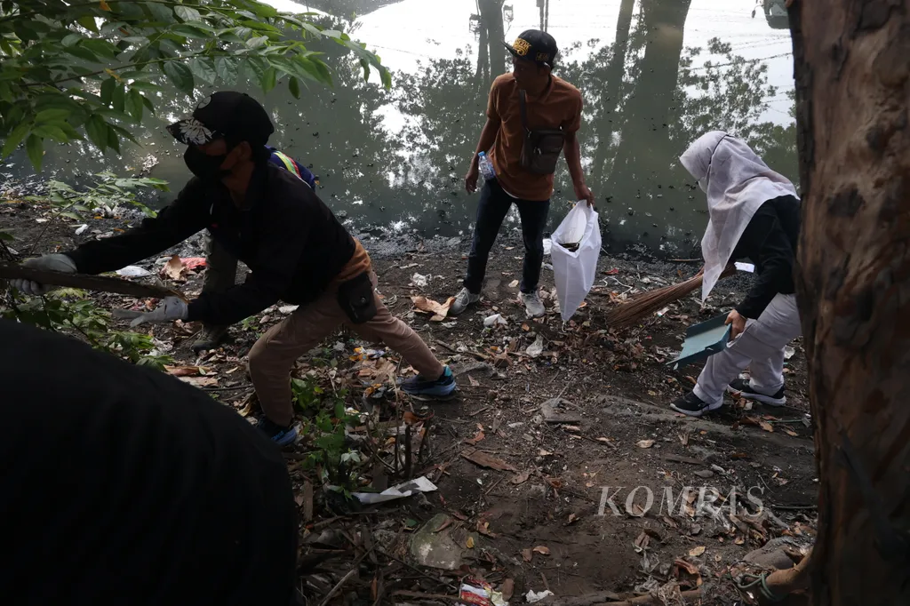 Pegawai Pemkot Surabaya bersih-bersih sungai saat berlangsung program gerakan Indonesia ASRI (Aman, Sehat, Resik, Indah) di Kelurahan Bulak Banteng, Kota Surabaya, Jawa Timur, Jumat (10/4/2026). kegiatan tersebut merupakan gerakan nasional yang diinisiasi Presiden Prabowo Subianto pada awal 2026 untuk menata lingkungan, mengelola sampah secara masif, dan meningkatkan estetika kota. Program ini berfokus pada kebersihan, penghijauan, gentengisasi, dan keindahan publik. 
Kompas/Bahana Patria Gupta (BAH)
