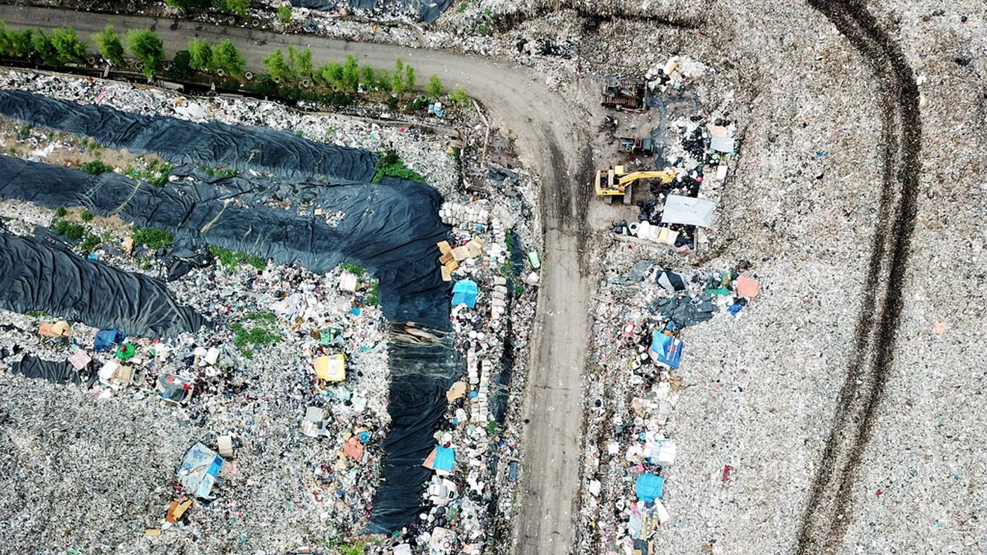Plastik geo membran menutupi tumpukan sampah di TPA Benowo, Surabaya, Selasa (11/12/2018). Dengan dikelola PT Sumber Organik, gas yang dihasilkan sampah-sampah di TPA Benowo tersebut diolah  menjadi lsitrik hingga 2 Megawatt.
