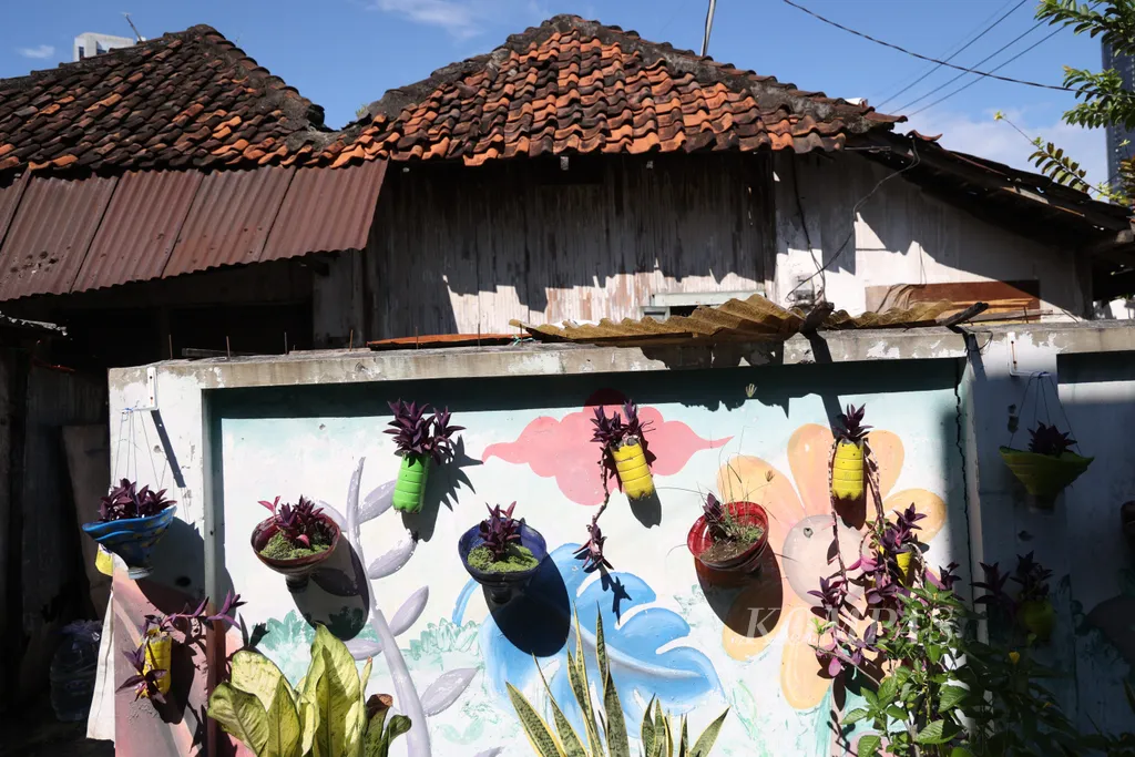 Dinding rumah tua dicat dan dihiasi tanaman di Kampung Ketandan, Surabaya, Jawa Timur, Kamis (7/6/2026). Kampung Ketandan merupakan kampung tua yang masih tersisa di Surabaya. Kampung tersebut dikenal dengan rumah-rumah tuanya.

Kompas/Bahana Patria Gupta (BAH)