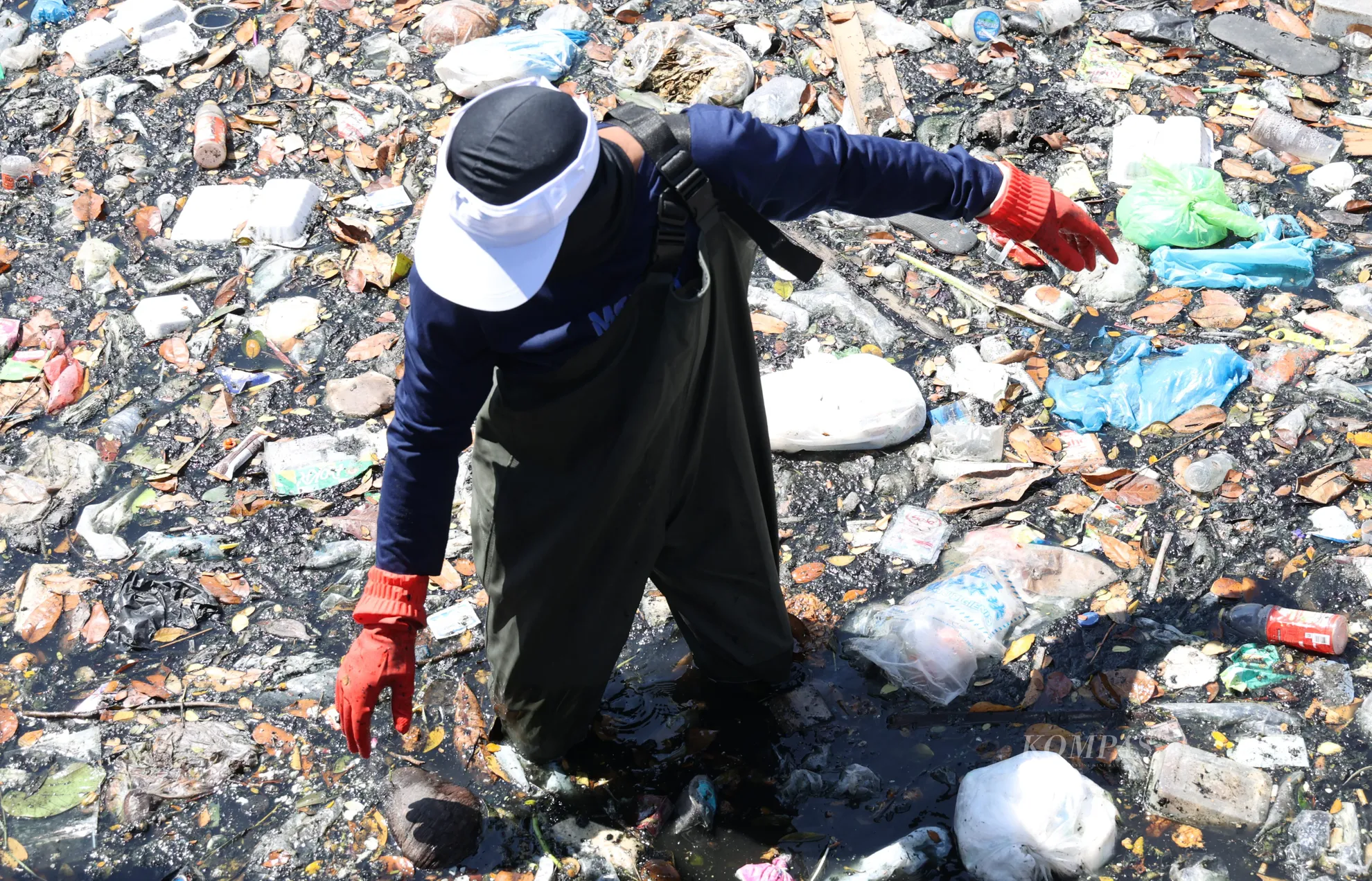 Relawan mengambil sampah yang tejebak penahan sampah di  Kali Tebu, Surabaya, Jawa Timur, Senin (11/5/2026). Untuk menjaga kebersihan Kali Tebu yang bermuara ke Selat Madura, dilakukan bersih-bersih sampah oleh relawan, Komunitas Pemuda Kali Tebu (Pekat) dan Ecological Observation and Wetlands Conservation (Ecoton). Sampah-sempah yang diambil yang terjebak di penahan plastik yang dipasang sehari sebelumnya.  Kegiatan untuk mengecek volume sampah dihasilkan Kali Tebu.
Kompas/Bahana Patria Gupta (BAH)