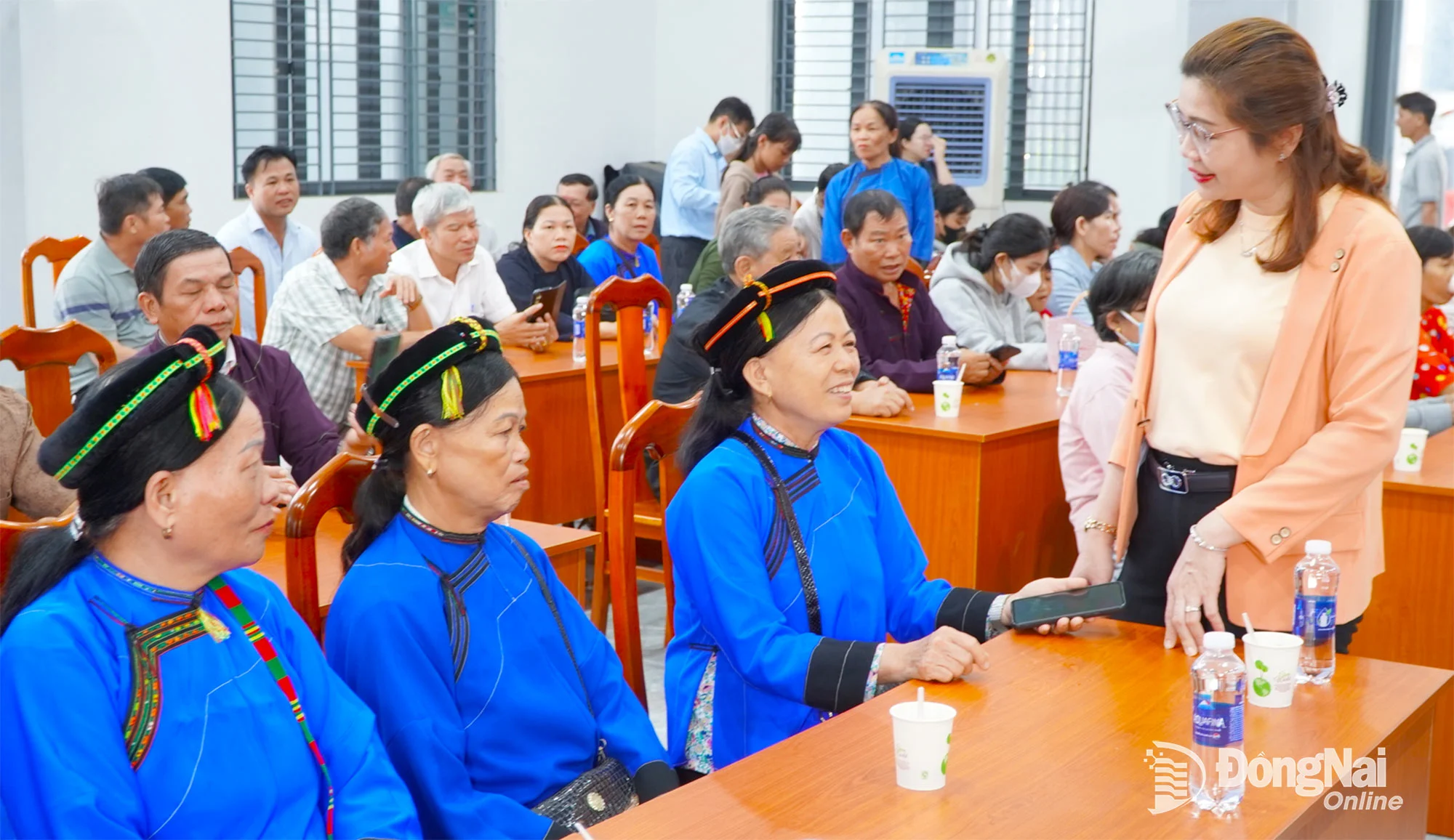 Phó Giám đốc Sở Tư pháp thành phố Đồng Nai Lý Hậu Hồng Lê trao đổi với người dân xã Sông Ray tại Hội nghị Tuyên truyền, phổ biến và tư vấn pháp luật miễn phí cho đồng bào dân tộc thiểu số trên địa bàn xã vào tháng 5-2026.
