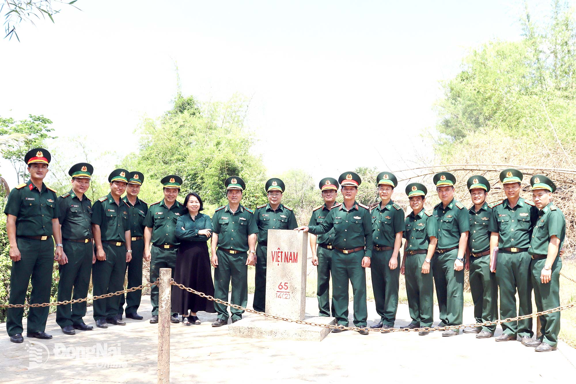 Nhà báo Nguyệt Hà trong một lần tác nghiệp tại cột mốc 65/14 (2) thuộc Bộ đội Biên phòng Đồng Nai quản lý. Ảnh: Nguyệt Hà

