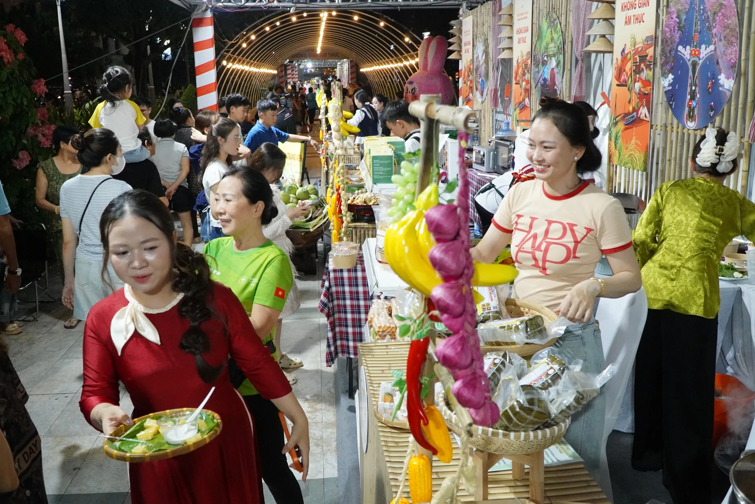 Kostenloses Buffet mit traditionellen Kuchen und Früchten am Ninh Kieu Wharf - Foto 1. Buffet bánh dân gian và trái cây miễn phí tại bến Ninh Kiều- Ảnh 1.