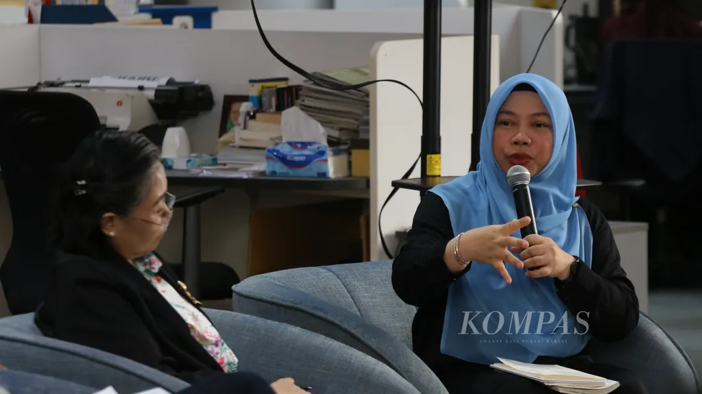 Peneliti kepemiluan dan demokrasi Indonesia Titi Anggraini (kanan) dan Dosen Fakultas Hukum Universitas Bhayangkara, Jakarta, Amalia Syauket saat berbicara dalam peluncuran dan bedah buku Sang Begawan Konstitusi : Potret Jimly Asshiddiqie dalam Catatan Kompas 1989-2026 yang diadakan di Ruang Redaksi Kompas/Kompas.id di Jakarta, Senin (20/4/2026). Buku yang diluncurkan dalam rangka ulang tahun ke-70 Jimly Asshiddiqie ini berisi tentang rekam jejak pemikiran dan kontribusi Jimly dalam penguatan konstitusi, demokrasi, serta kelembagaan negara di Indonesia yang bersumber dari berbagai tulisan yang dipublikasikan di Kompas sepanjang periode 1989 hingga 2026. Buku ini ditulis oleh Susana Rita Kumalasanti dan Tri Agung Kristanto. Hadir sebagai pembicara kunci adalah Wakil Ketua Mahkamah Konstitusi Saldi Isra. 

KOMPAS/WISNU WIDIANTORO
20-04-2026