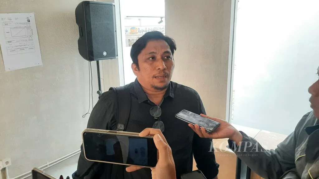 Managing Partner Themis Indonesia Feri Amsari seusai diskusi dan Launching Penelitian dan Hasil Pemantauan Potensi Kecurangan Pilkada Serentak 2024 melalui Intervensi Politik, di Jakarta, Selasa (26/11/2024).