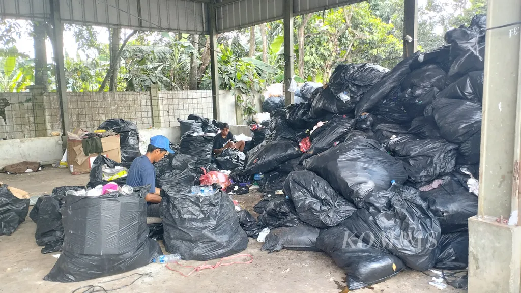 Suasana pemilahan sampah di TPS 3R Kelurahan Sumurbatu, Kecamatan Bantar Gebang, Kota Bekasi, Jumat (24/4/2026).