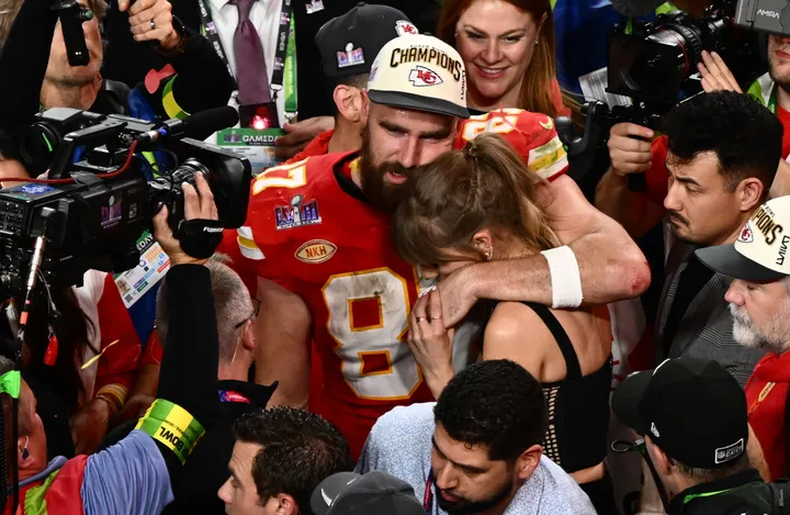Penyanyi Taylor Swift memeluk pemain Kansas City Chiefs Travis Kelce seusai timnya menjuarai Super Bowl LVIII di Allegiant Stadium, Las Vegas, Nevada, Amerika Serikat, pada tanggal 11 Februari 2024. Menjelang awal Juli 2026, pasangan selebritas itu kembali menjadi sorotan setelah beredar spekulasi mengenai kemungkinan perayaan pernikahan mereka di Madison Square Garden, New York.