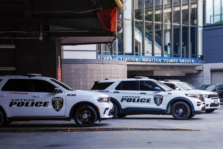 Kendaraan patroli dari perusahaan kereta penumpang Amtrak terparkir di akses Madison Square Garden menuju Stasiun Pennsylvania (Penn), New York, Amerika Serikat, Rabu (1/7/2026). Kawasan sekitar arena tersebut menjadi perhatian publik setelah muncul spekulasi mengenai kemungkinan perayaan pernikahan penyanyi Taylor Swift dan pemain NFL Travis Kelce.