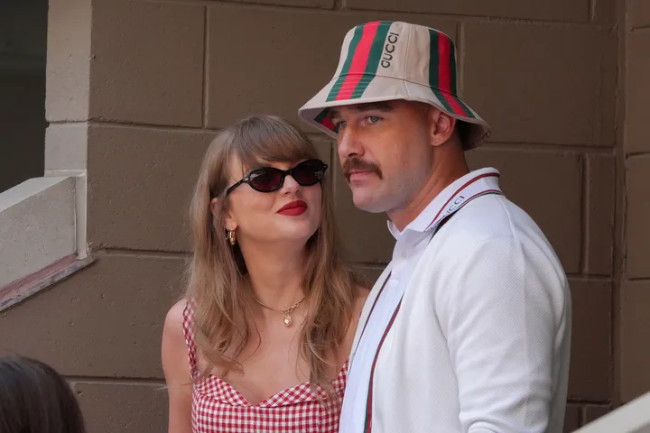 Penyanyi Taylor Swift (kiri) dan atlet Travis Kelce menghadiri partai final tunggal putra US Open di USTA Billie Jean King National Tennis Center, New York, Amerika Serikat, pada tanggal 8 September 2024. Pasangan selebritas tersebut kembali menjadi perhatian setelah muncul spekulasi mengenai kemungkinan perayaan pernikahan mereka di Madison Square Garden, New York.