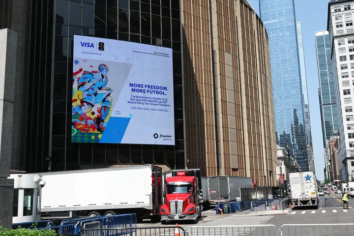 Suasana di sekitar Madison Square Garden, New York, Amerika Serikat, Rabu (1/7/2026). Sejumlah izin kegiatan dilaporkan telah diajukan di kawasan tersebut sehingga memunculkan spekulasi mengenai kemungkinan perayaan pernikahan penyanyi Taylor Swift dan atlet Travis Kelce. Hingga kini, belum ada konfirmasi resmi mengenai kabar tersebut.