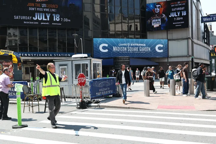 Suasana di sekitar Madison Square Garden, New York, Amerika Serikat, Rabu (1/7/2026). Sejumlah izin kegiatan dilaporkan telah diajukan di kawasan tersebut sehingga memunculkan spekulasi mengenai kemungkinan perayaan pernikahan penyanyi Taylor Swift dan atlet Travis Kelce. Hingga kini, belum ada konfirmasi resmi mengenai kabar tersebut.