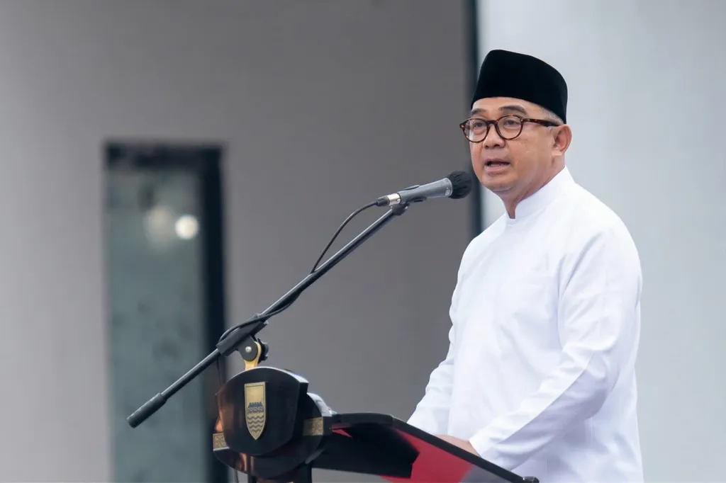 Momentum Idul Fitri 1447 Hijriah dimanfaatkan Wali Kota Bandung Muhammad Farhan untuk mengingatkan pentingnya kepedulian sosial di tengah masih adanya ketimpangan ekonomi di Kota Bandung.  Ia juga mengungkapkan, 7,4 persen angkatan kerja produktif di Kota Bandung masih belum bekerja.   Tingkat ketimpangan ekonomi yang tercermin dari gini rasio mencapai angka 0,42, lebih tinggi dari rata-rata nasional. (Cornelius Helmy)